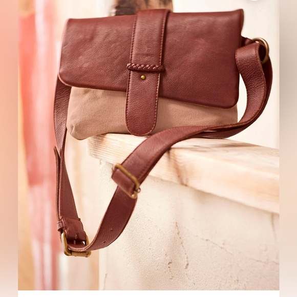 Sundance Handbags - 🆕 🚩 NWT  Sundance “Aiden Sling Bag”